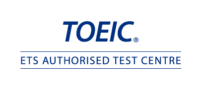 Die TOEIC-Prüfung ist eine der bekanntesten und am meisten anerkannten Englischprüfungen weltweit. Sie ist speziell auf die Bedürfnisse von Unternehmen und Arbeitnehmern ausgerichtet und bewertet die Englischkenntnisse in beruflichen Situationen. Die Prüfung besteht aus zwei Teilen: Reading & Listening sowie Speaking & Writing, wobei jeder Teil eine Dauer von 2 Stunden hat.